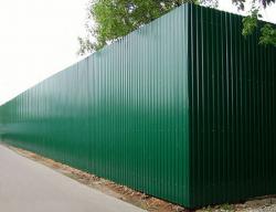 Зелёный забор сделанный из профнастила
