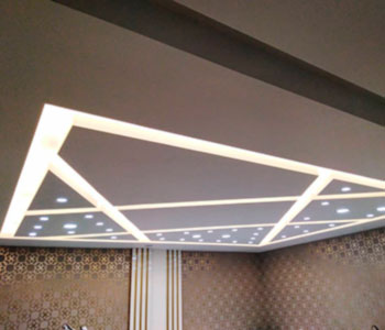 Потолок с необычным дизайном подсветки