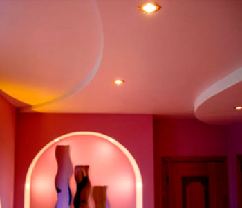 Гипсокартонный потолок розовый